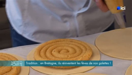 Stéphane Giraud on Instagram: "À l’occasion de l’Épiphanie, nous avons eu le plaisir de collaborer avec @epiceriegeniale à Morlaix, qui a imaginé pour nous de superbes fèves en hommage à la Bretagne 🌊 Pour couronner le tout... nous sommes passés sur France 3 aujourd’hui 🎥 Afin de présenter ce beau projet ! Nos galettes sont disponibles dans nos trois boutiques : 📍Carantec, Roscoff et Morlaix - frangipane ou pommes et en 4 et 6 parts ! 👑 👉 Et pour prolonger le plaisir, les fèves sont fourni