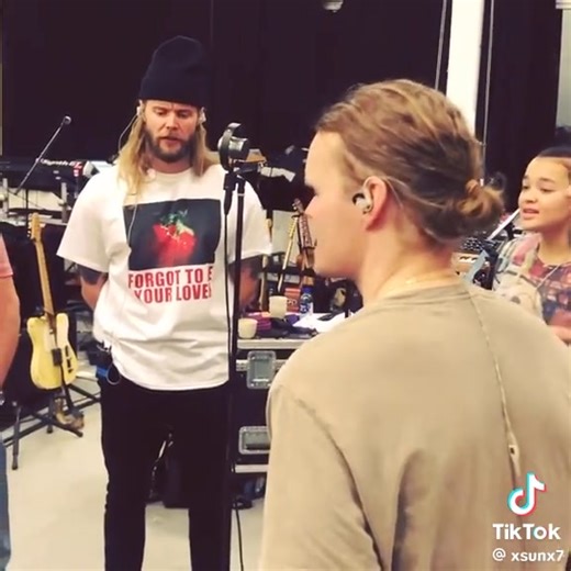 Dan Tyminski, Vargas & Lagola cover the song "Hey Brother" before the tribute concert 2019 | Tim Bergling Fans
