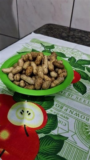 O melhor aconchego do dia: amendoim cozido e café quentinho! 🥜☕️