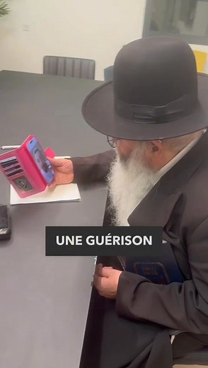 2.5K views · 45 reactions | La mère de l'ancien otage, Bar Kuperstein, s'est rendue aux bureaux de Torah-Box. Rav Eliahou Uzan, qui était présent, a demandé à organiser un appel vidéo avec le fils, qui a été détenu par le Hamas pendant 692 jours. Le reste de cette rencontre fut un pur moment d'amour. Pour aider cette famille : https://torahbox.com/5A7C | Torah-Box | Facebook