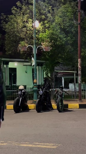 Custom Cafe Racer Builds: Night Adventures