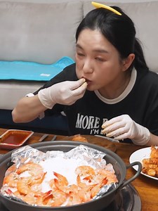 553K views · 11K reactions | Seafood Lovers’ Choice – Grilled Shrimp & Steamed Squid #hamzy #mukbang #asmr #hamzymukbang #yummyfood #koreanfood | Lolzidades zoeiras | Facebook