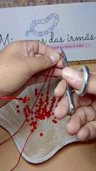 Pulseira macramê com cristais e pingente BT21