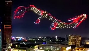 Feeling like a mystical journey? Travel to the heart of China from the comfort of your own home with this incredible footage! Watch in awe as drones masterfully take the shape of a majestic Chinese dragon soaring through the night sky, a sight that beautifully bridges ancient traditions and modern technology. It's more than just a video, it's an unforgettable visual experience! Prepare to be captivated - click the link below 👇🕹🐉 https://store.wingchunkungfu.eu/?ref=fb_post. Trust me, you don’