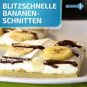 Wir machen es uns jetzt auch mal ganz einfach: Dieses Bananenschnitten vom Blech sind schnell fertig und schmecken besser als alle unseren guten Vorsätze zusammen. Zum ausführlichen Rezept geht es hier: 🍌 https://www.br.de/radio/bayern1/bananenschnitte-100.html 🍌 | BAYERN 1