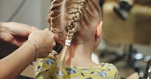 15 idei simple de coafuri pentru fetițe care nu transformă pregătirile pentru școală/grădiniță în episoade de coșmar