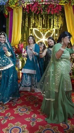 Beautiful Bride Mehndi Reels ❣️✨️ Dancing Short ♥️ | Peer vi tu #mehndi #bride #dance #ytshorts