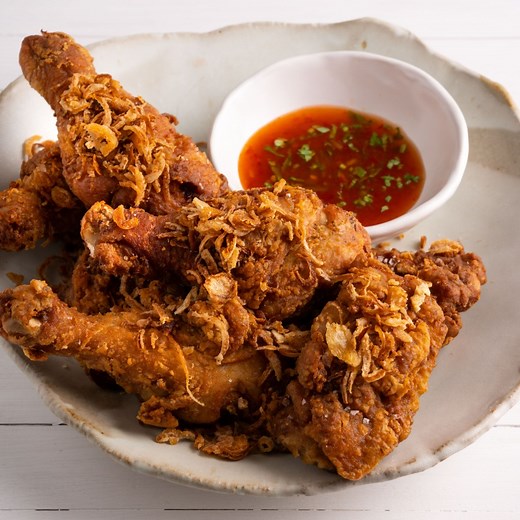 The ever popular crispy, crunchy Thai Southern Fried Chicken (also known as 'Hat Yai Fried Chicken' from the south of Thailand)...it's coated with fragrant spices...aaaah so good ✌ | Marion Grasby