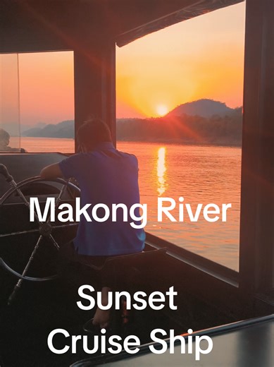 Sunset Cruise Ship Makong River - Laos Magia ao Entardecer no Mekong Deixe-se envolver pela serenidade de Luang Prabang enquanto navega pelas águas lendárias do Mekong. À medida que o sol desce sobre as montanhas verdejantes, o céu transforma-se numa tela de tons dourados e rosados. Desfrute de um cocktail de boas-vindas e petiscos tradicionais de Laos, como as famosas algas fritas do rio, enquanto relaxa ao som de música ambiente ou performances culturais. É o momento perfeito para capturar fot
