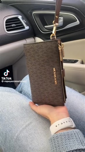 Impressions.lk on Instagram: "MICHAEL KORS Jet Set Travel Signature Logo Smartphone Wallet "Your essentials deserve luxury " Meet the Jet Set Travel Signature Logo Smartphone Wallet, sleek, stylish, and functional. Perfect for everyday elegance. Size - 7.25”W X 4.25” H X 1”D Available now at unbeatable price! DM to order today. #MichaelKors #SmartphoneWallet #AffordableLuxury #srilanka"