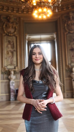L’Opéra Garnier à Paris, un joyau du XIXᵉ siècle où chaque détail raconte le théâtre, la musique et le spectacle 🎶 Du Grand Escalier pensé pour voir et être vu, à la salle rouge et or illuminée par son mythique lustre de cristal, jusqu’au plafond signé Marc Chagall… ici, l’art est partout. Les foyers ? De véritables galeries dignes des châteaux, miroirs à l’infini, dorures, histoire de la musique au plafond et vue directe sur l’avenue de l’Opéra jusqu’au Louvre ✨ Un lieu pensé comme une mise en