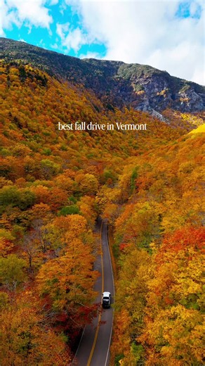 This might just be the most beautiful fall drive in Vermont 🍁🚗 Smugglers’ Notch takes you right between two mountain peaks, with winding roads, huge boulders, and incredible fall colors everywhere you look! A few tips before you go 👇 🍂 The road is very narrow in some sections, with barely enough room for one car, so take it slow and be extra careful around the tight turns. 🚗 Traffic can get pretty crazy during peak foliage, especially on weekends. I’d recommend going early in the morning to