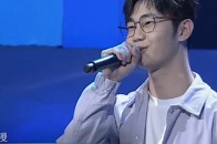 上上演唱《看月亮爬上来》，温暖动听，似月光轻抚心房_腾讯新闻