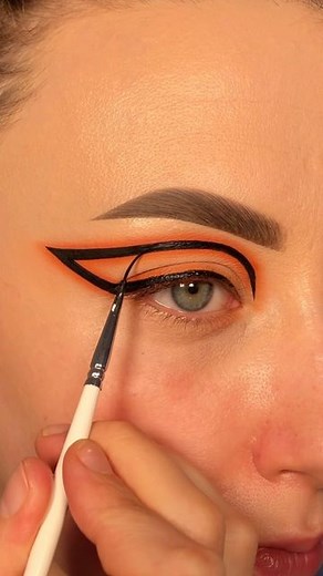Alice King on Instagram: "who’s excited for autumn & halloween looks? I know I am!!🍁🍂🎃 - - @colourpopcosmetics orange you glad eyeshadow palette (code ALICE10 to save *aff) - @glisten_cosmetics wet liner in cola & no. 7.5 brush (code ALICE20 to save *aff) - @theboldfacemakeup mega babe lashes - #makeup #makeupartist #makeuptutorial #tutorial #eyeliner #liner #lashes #hudabeauty #wakeupandmakeup #tiktok #eyeshadow #eyelinertutorial #autumnmakeup #halloween #halloweenmakeup"