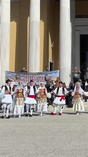 🔴 Μια διαφορετική κινητοποίηση, με κλαρίνα, χορούς και παραδοσιακές φορεσιές, έζησε σήμερα (08.02.2026) η καρδιά της Αθήνας, καθώς μεγάλο πλήθος Ηπειρωτών κατέκλυσε τον προαύλιο χώρο του Ζαππείου. Διαβάστε περισσότερα στο newsit.gr 🔗 🎥: Orange Press Agency #newsitgr #Ζάππειο #Ηπειρώτες