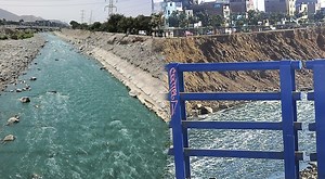 Río Rímac sorprendió a transeúntes con sus aguas de color turquesa: “Extraña coloración”