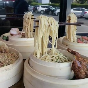 194K views · 1.1K reactions | HOW THEY DOIN' THIS?! Magical Floating Garlic Noodles  from Neptunes Raw Bar // #foodbeast   Daily Food Feed | Foodbeast | Facebook