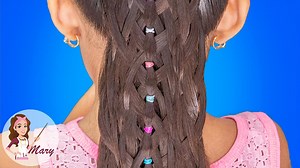 El peinado del día de hoy es muy fácil de hacer. Es una coleta alta con una trenza tejida en tapetillo con ligas de colores para tener otra opción más para peinar a nuestras princesas. A las niñas les encantan los peinados con ligas de colores, otra idea más para que traigan el cabello recogido para esta época de calor o para el verano. También les muestro cómo hacer un Topsytail casero.💗😙 | Aprendiendo Con Mary