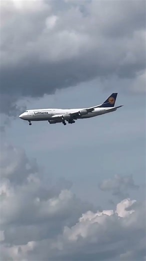Lufthansa B747-8 Doing VOR approach into JFK 22L