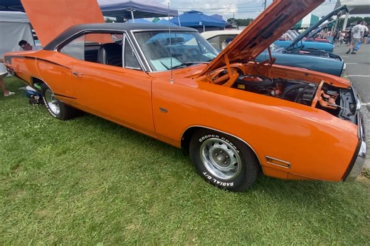 Which 1970 Super Bee? BLUE or ORANGE? Both with a 383 engine. | Ultimate Muscle Cars
