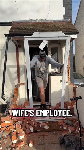 𝗘𝗯 & 𝗕𝗮𝘇𝘇𝗮 | 𝗛𝗼𝘂𝘀𝗲 𝗥𝗲𝗻𝗼 𝟰𝟴 | Meet my employee 🤣🤣 You start renovating and suddenly your the project manager and he’s on a zero hour contract ✅ Haha only messing but... | Instagram