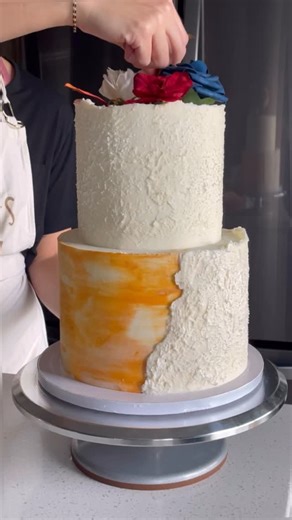 One of the easiest textures you can add to a cake! It’s about wedding season!!! . . . . #cakedecorating #cakedesign #cakevideo #caketrends #caketutorial #piping #buttercreamcake #buttercream #treatsbytay #tieredcake #weddingcake #fallcakes #Cake #buttercreampiping #reelsviral #homebaker #cakedecorator #letsbake #cake #cakereel | Treats by Tay