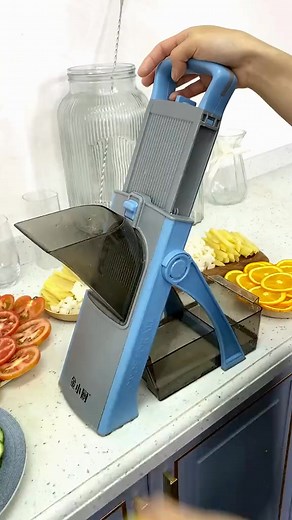 🎉3,72€ - Κόφτης Λαχανικών - Δωρεάν Αποστολή 🎉[Τέλος το κουραστικό χειροκίνητο κόψιμο! Γίνετε επαγγελματίας κουζίνας σε χρόνο μηδέν!] Πλήρως αυτόματος κόφτης λαχανικών – δύο φορές πιο αποτελεσματικός στην κουζίνα! ⚡️ Ακόμα και 360° κόψιμο λαχανικών σε μόλις 10 δευτερόλεπτα – τέλος στο ανώμαλο κόψιμο! ⚡️ Υλικό ABS υψηλής ποιότητας: ανθεκτικό, εύκολο στο καθάρισμα, ασφαλές και μη τοξικό, εξασφαλίζοντας χρήση χωρίς άγχος. ⚡️ Συμπαγής σχεδιασμός: Με πλάτος μόλις 36,5 cm, ο κόφτης λαχανικών είναι εύ