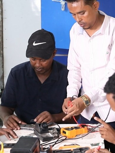 Aqoonta waa awood . Baro xirfad manta beri ku shaqeyso. #SOTTI #TVET #xirfad #mobilerepair