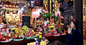 Vietnamese Valentine’s: help me find a partner, Buddha