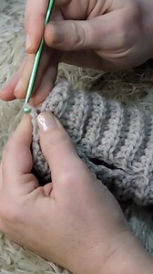 臨 En este TUTORIAL  Quiero explicaros cómo tejer guantes sin dedos o Mitones. ❤️ Si eres principiante, no te preocupes, aprende poco a poco, son puntos sencillos de ganchillo: dos tipos de elástico y punto cangrejo 呂. Tienes las esplicaciones de estos puntos en mi canal, porfi, si te gusta suscribete, y si tienes dudas pregunta, que te respondo. Besos guapas!!!!  | Tejiendo mañanas | Facebook