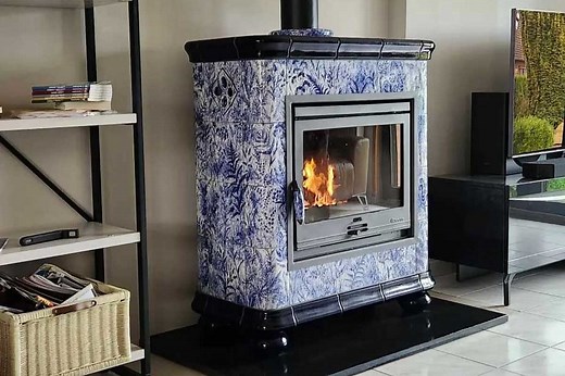Régnier, d'incroyables poêles à bois en céramique, peints à la main et Made In France