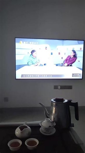 我们童年的学习榜样张海迪今年70岁了。 张老师的精神状态那么好，显得这么年轻。从小她父母乐观的心态.，鼓励对孩子的影响很大。张老师没有上过一天的学自己自学到硕士。真的很值得我们每一个人学习。特别是他父母经常对她说，要做一个对社会有价值的人。父母的价值观对孩子的影响确实很大。本周更新的新书。#教育 励志#学习新思想争做新青年 。每个人拿到了剧本都不同，但是选择权永远在自己手上。