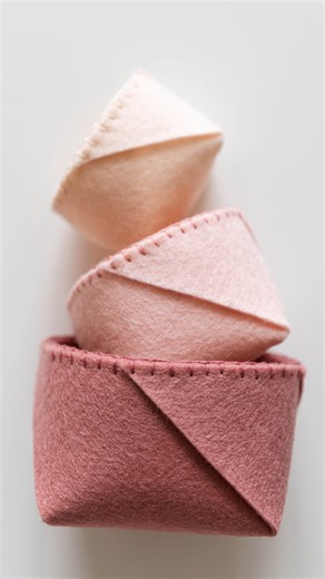 On this All Hallows’ Eve we bring you a very spooky tutorial 🙀👻🎃 Just kidding, I can’t spin this to be spooky—it’s too cute! Originally in Issue 5 of #TheCuttingTable, we now bring you a FREE felt basket tutorial. This comes in three sizes so you can nest them together—adoooorable. What would you put in yours? Mine would probably end up in our hamster cage because somehow lots of random things keep ending up there?? I don’t know how to stop it. I found my scrunchie in there this morning. Acco