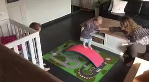 56K views · 1.1K reactions | Net ontvangen: KIJKEN! Unboxing video: je opent de doos met een Wobbel en zegt niets. Zet een camera neer en kijk wat er gebeurt: | Wobbel board | Facebook