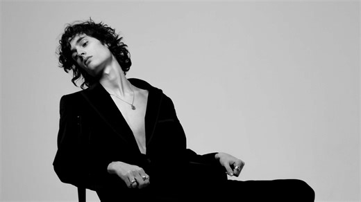 Sombr sendt i gulvet under Brit Awards – men det var alt sammen en del af showet