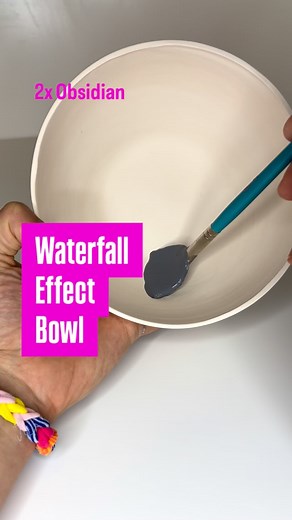 Waterfall Effect Bowl 💦 When I saw this glazing technique at @seaboulos.pottery page, I loved it right away and hat to try it. Thank you so much for the inspiration🤗 I love the depth, the color and the movement. I had to replace some of the glazes, this made it quite of an experiment. With unknown result. But this is what I love about pottery and glazing🥰. What do you think about the result? Glazes used: 2x Obsidian #amacoglazes 2x Indigo Float #amacoglazes 2x Pearl White #spectrumglazes 2x B