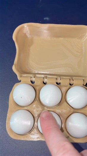 3D-printing eggs in a carton clicker! #3dprinting #3dprinted #3dprinter