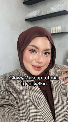 Glowy Makeup tutorial for oily skin, tapi tetep bisa awet, semua produknya udah gue spill di video ini semua ya mungkin kalian bisa contek skinprep dan looknya buat makeup wisuda jugaa🫶🏻 . #makeuptutorial #makeupwisuda #oilyskin