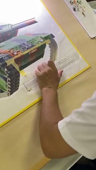 【#タミヤ本社特別見学会】グラフィックデザイン課の展示コーナーでは、社員イラストレーターによるパッケージイラストの制作実演を実施中🎨