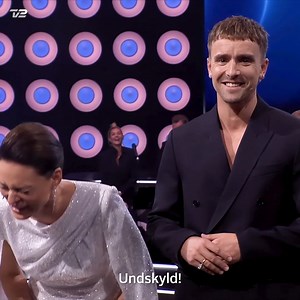 Et kæmpe grineflip på skærmen gjorde Sarah Grünewald ude af stand til at levere sine replikker 😅 Husk lyd 🔊 | TV 2 Nyheder