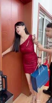 回娘家送点东西，刚到门口就听见嫂子在骂我妈，本想冲进去教训嫂子一顿，没想到硬是被老公拉走了！#情侣#日常