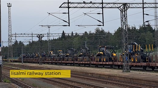 Ponsse-juna valmiina lähtöön! 👋 Tehdas on ansaitulla kesälomalla ja kesän viimeisen junan kyydissä maailman savotoille lähti 21 konetta. 🌲🌳🪵 Kesätauon aikana tehtaalla tehdään suunniteltuja vuosihuoltoja ja elokuun alussa olemme jälleen täydessä vauhdissa valmistamaan maailman parhaimpia metsäkoneita. 🔧⚙️🔩 ☀️☀️☀️ Ponsse train ready to leave! 👋 The factory is on a deserved summer break for a month and the last Ponsse train for this summer is ready to take 21 machines to logging sites all o