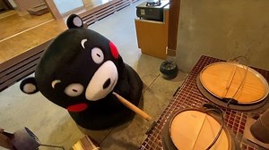 . 料理にチャレンジするくまモン🔥 . こっそり味見をしようとするが・・・👅 . つまみ食いを心配したお姉さんが 鍋をすり替えていたのでした🍲 . . #だまされた🤗 . . #くまモン #kumamon #熊本熊 #熊本 #kumamoto | くまモンオフィシャル