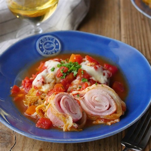 肉だねいらずにレンジで簡単♪ 「#ベーコンロール白菜のトマト煮」このレシピのポイントは↓の投稿文をチェックしてくださいね✨⁠ ⁠ ----------------------------------⁠ ✍️このレシピのポイントは…⁠ ⁠ ✔️ロール白菜の中身はベーコン🥓⁠ ✔️肉だねいらずで時短です😊⁠ ✔️レンジで作れてお手軽◎⁠ ⁠ ----------------------------------⁠ ご質問はお気軽にコメント欄にどうぞ😊⁠ macaroni の料理家が⁣返信いたします👩‍🍳✨⁠ ⁠ ■調理時間：20分⁠ ⁠ ■材料（2人分)⁠ ・白菜：6枚⁠ ・ベーコン：6枚⁠ ・a. カットトマト缶：1/2缶(200g)⁠ ・a. 砂糖：大さじ1/2杯⁠ ・a. 塩：ひとつまみ⁠ ・a. コンソメ：小さじ1杯⁠ ・a. ケチャップ：大さじ2杯⁠ ・a. しょうゆ：小さじ1杯⁠ ・とろけるチーズ：40g⁠ ⁠ ■作り方⁠ ①耐熱容器に白菜を入れ、ふんわりラップをかけて、レンジ600Ｗで3分ほど加熱します。芯は細切りします。⁠ ②白菜1枚にベーコン1枚、細切りにした芯を