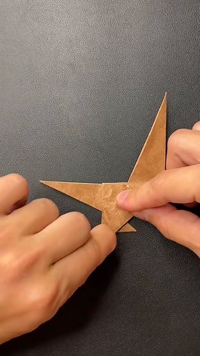 Origami Rex cub (baby tyrannosaur) #origami #PaperArt #DinoCraft #Tyrannosaur #CreativeFolds #ArtInPaper | Zum Pap | Facebook