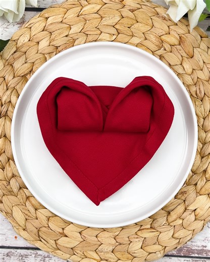 Tutorial fácil para doblar servilletas en forma de corazón ❤️✨