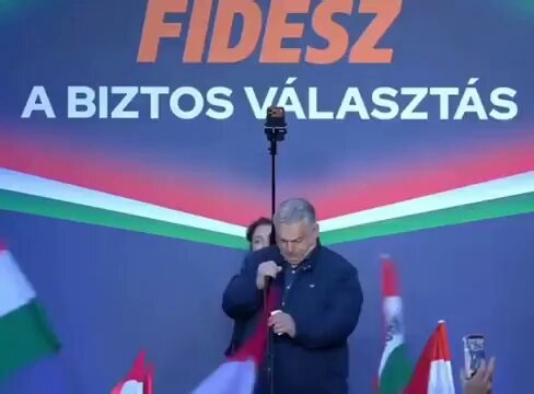 ΡΩΣΟΙ ΓΥΡΙΣΤΕ ΣΠΙΤΙΑ ΣΑΣΜια απολαυστική στιγμή από προεκλογική ομιλία του Βίκτωρ Όρμπαν στη Βουδαπέστη. Ενώ ανεβαίνει στο βήμα να μιλήσει του φωνάζουν "Ρώσοι στα σπίτια σας". Είναι σύνθημα που φώναζαν οι Ούγγροι το 1956 όταν η χώρα τους δέχθηκε στρατιωτική εισβολή από τη Σοβιετική Ένωση. Ο Όρμπαν θα πρέπει να ετοιμάζει βαλίτσες για Μόσχα.