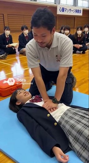 保健体育の心臓マッサージ授業! 心肺蘇生を学ぶ女子高校生 AED CPR woman girl