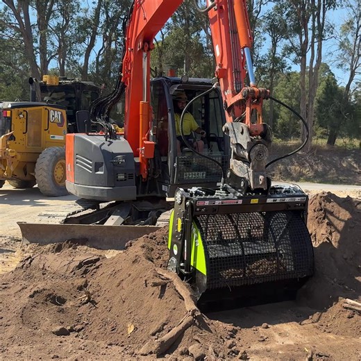 The Flipscreen E30 is designed to perform with machines of all sizes. It can be paired with a smaller machine and doesn't require oversized equipment. With 20 models available FlipScreen offers solutions for a wide variety of machines and applications. 👇👇👇 https://ow.ly/A6CK50YlHgn 💲Financing Available! https://ow.ly/oLaY50YlHgo 🌏 Located at East Wagga Wagga, NSW, Australia 📞Call FlipScreen at (04) 3531 8065 | Machinery Trader Australia