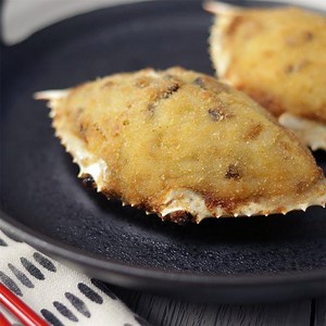 Stuffed Crab - 釀蟹蓋 Full recipe: https://www.plated.asia/recipes/stuffed-crab/ We all love fried food during festive seasons, especially during Chinese New Year. Make this crispy and scrumptious crab filling stuffed in a crab shell - I promise all your family members and guests will start gathering around the dining table with chopsticks ready in their hands. BTW, MyFishman delivers fresh, locally caught seafood to your home. You can pre-order your seafood hamper from their website at https://myf